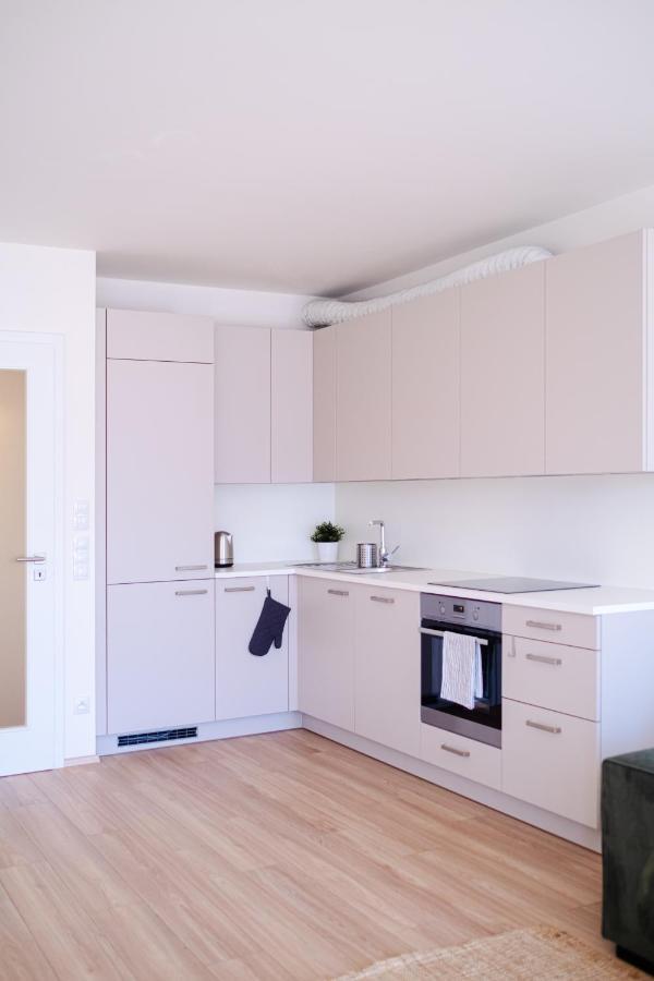 Newly Built Apartment In Vibrant Neighbourhood Прага Екстериор снимка