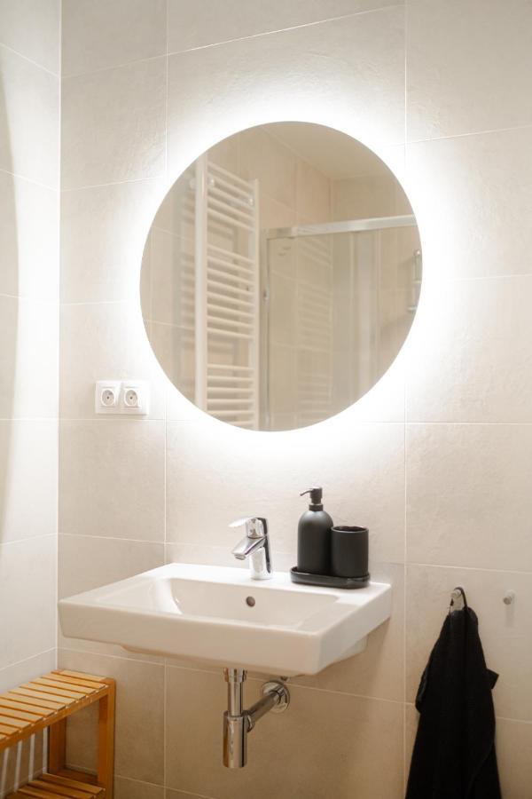 Newly Built Apartment In Vibrant Neighbourhood Прага Екстериор снимка